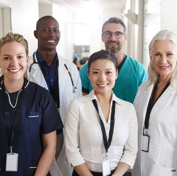 Der Kongress richtet sich an etliche Heilberufe, die Patient*innen mit Erkrankungen des Gehirns behandeln